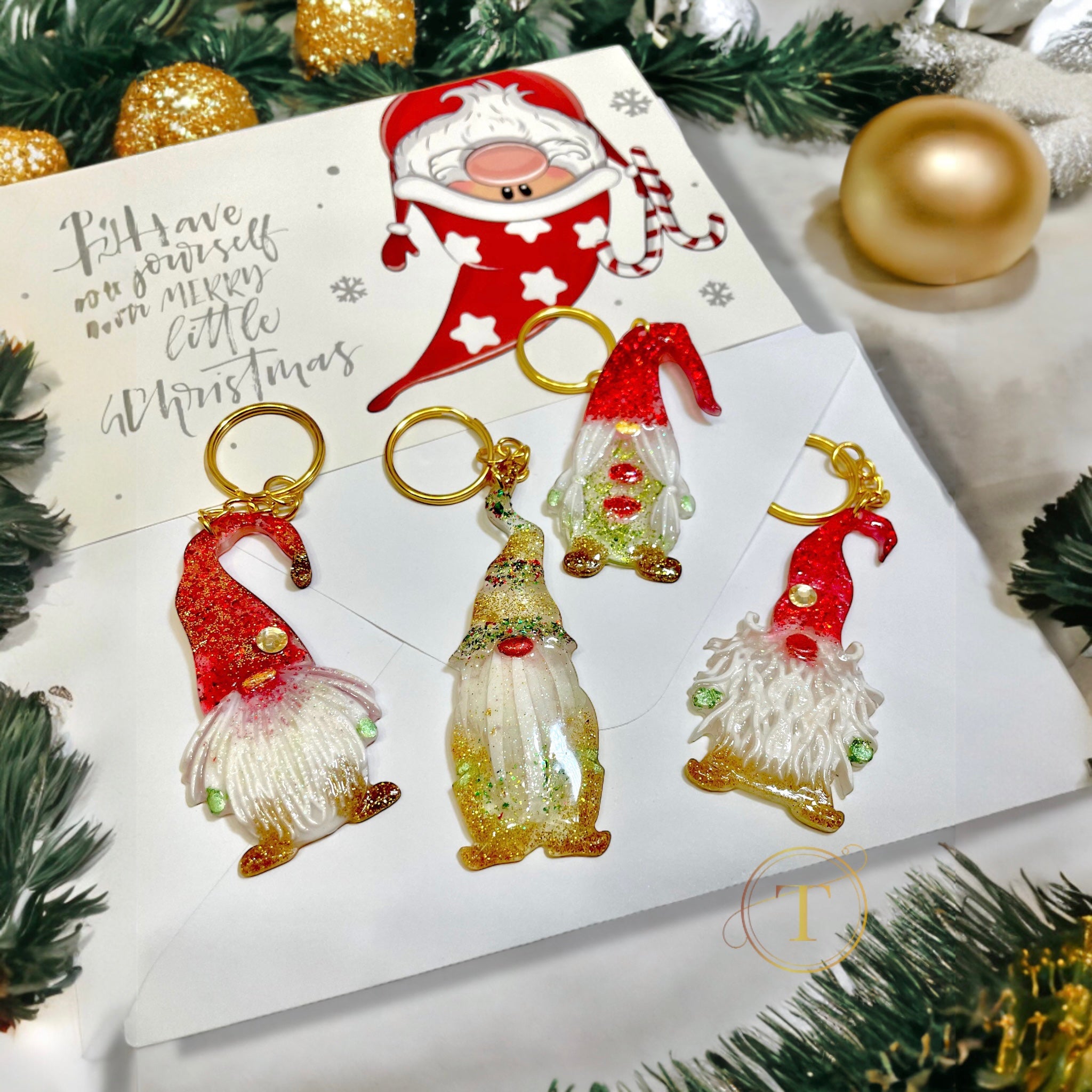 Sparkling Gnome – breloc spiridus din rasina, neted si placut la atingere