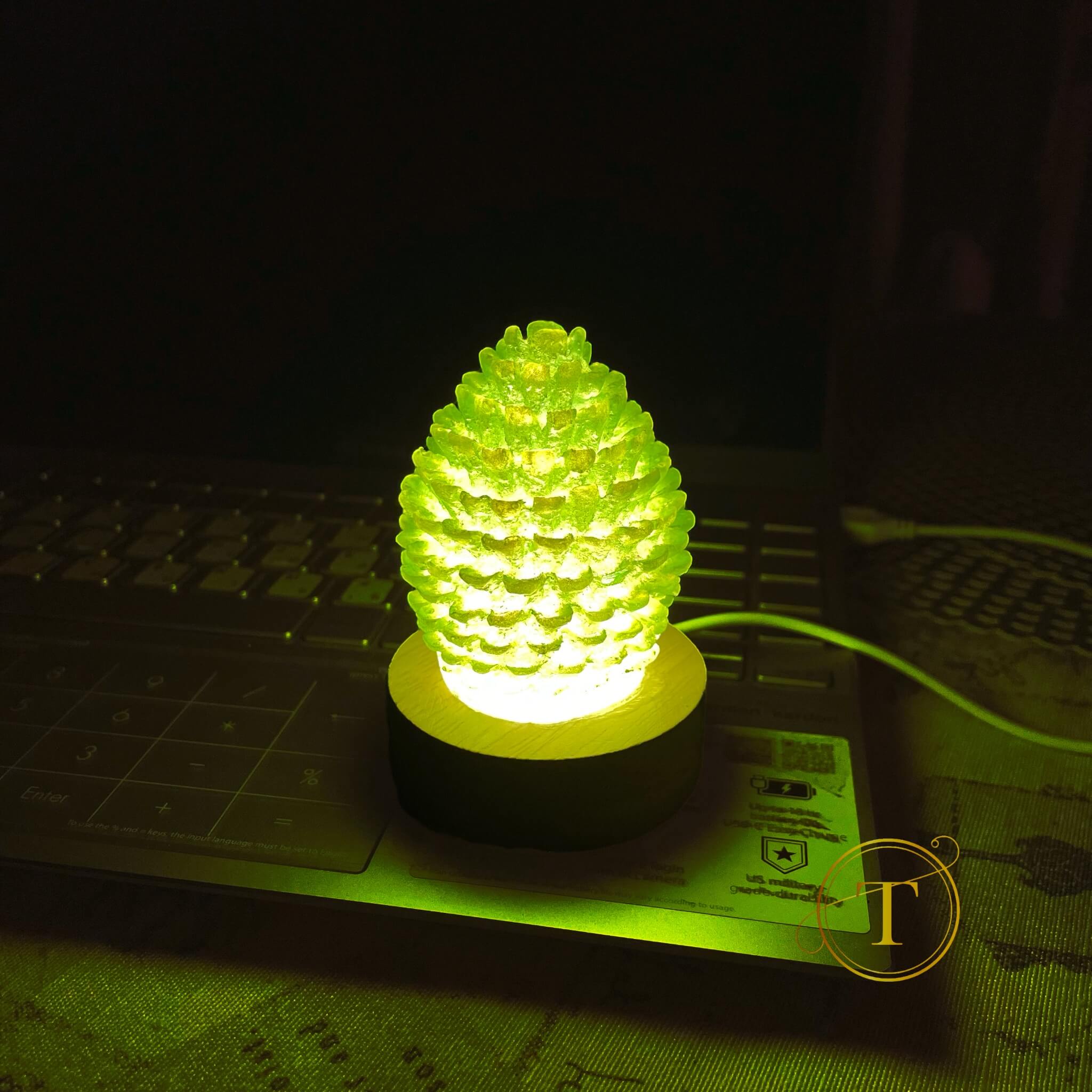 Pinecone Nightlight – lampa de veghe LED din rasina, USB, glow verde-galben