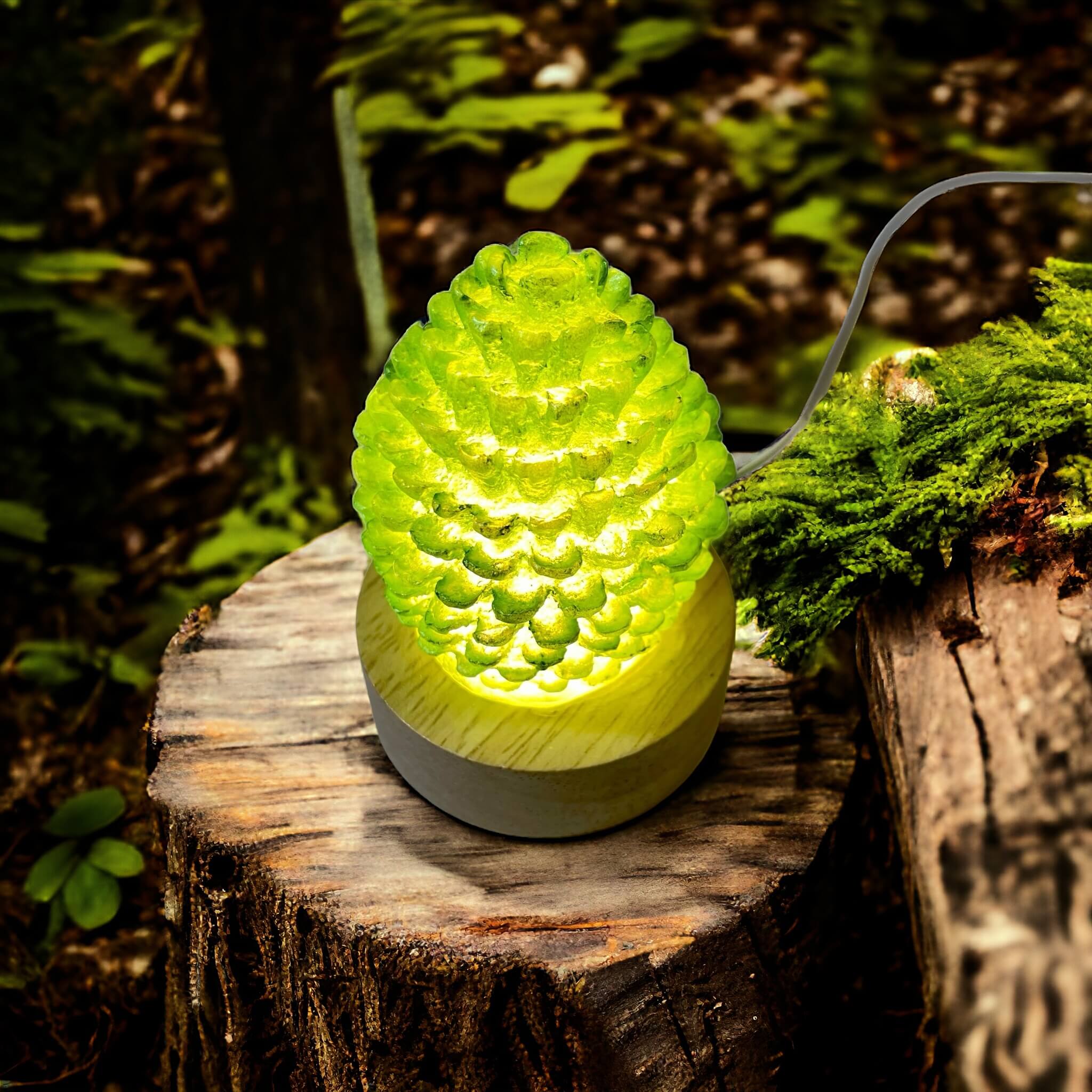 Pinecone Nightlight – lampa de veghe LED din rasina, USB, glow verde-galben