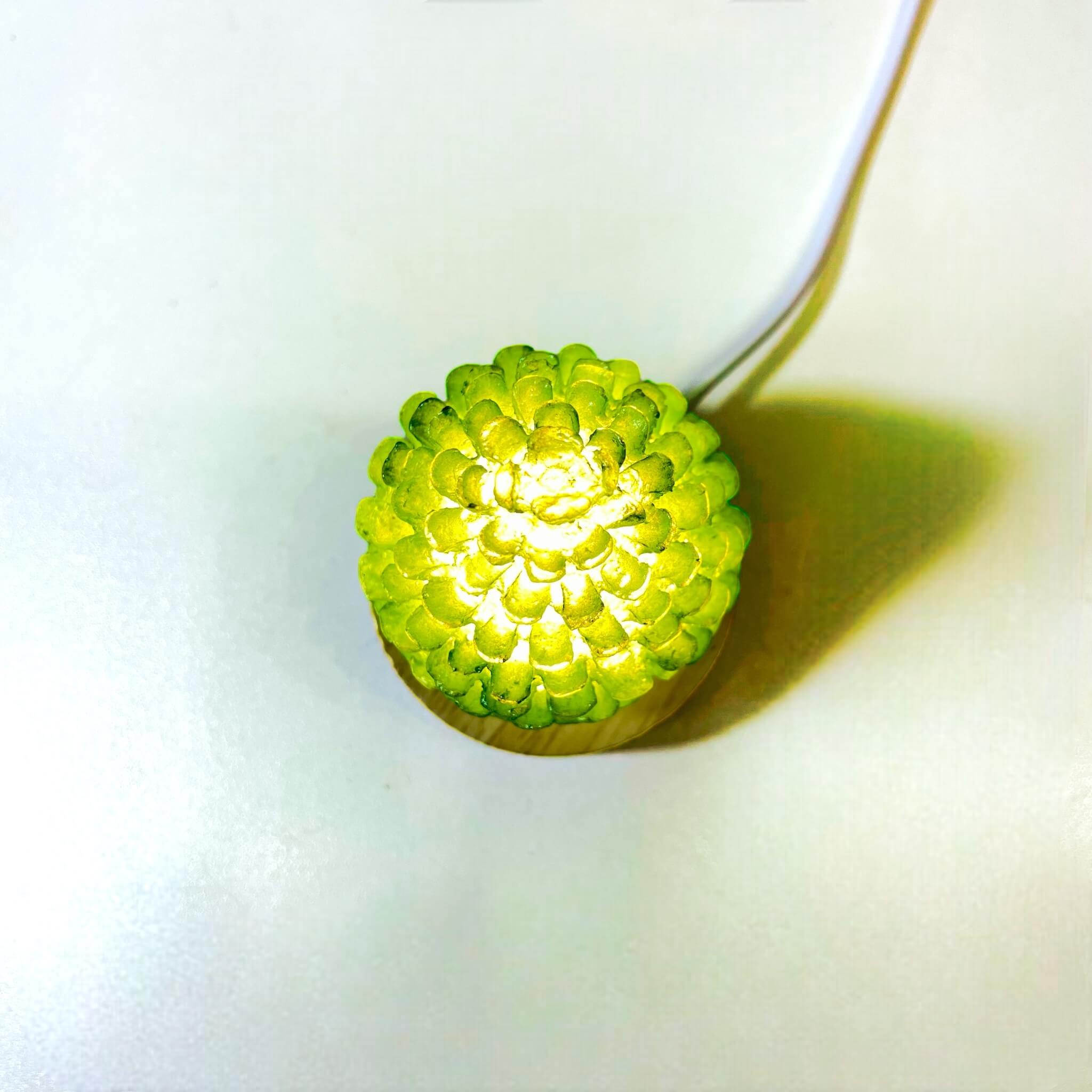 Pinecone Nightlight – lampa de veghe LED din rasina, USB, glow verde-galben