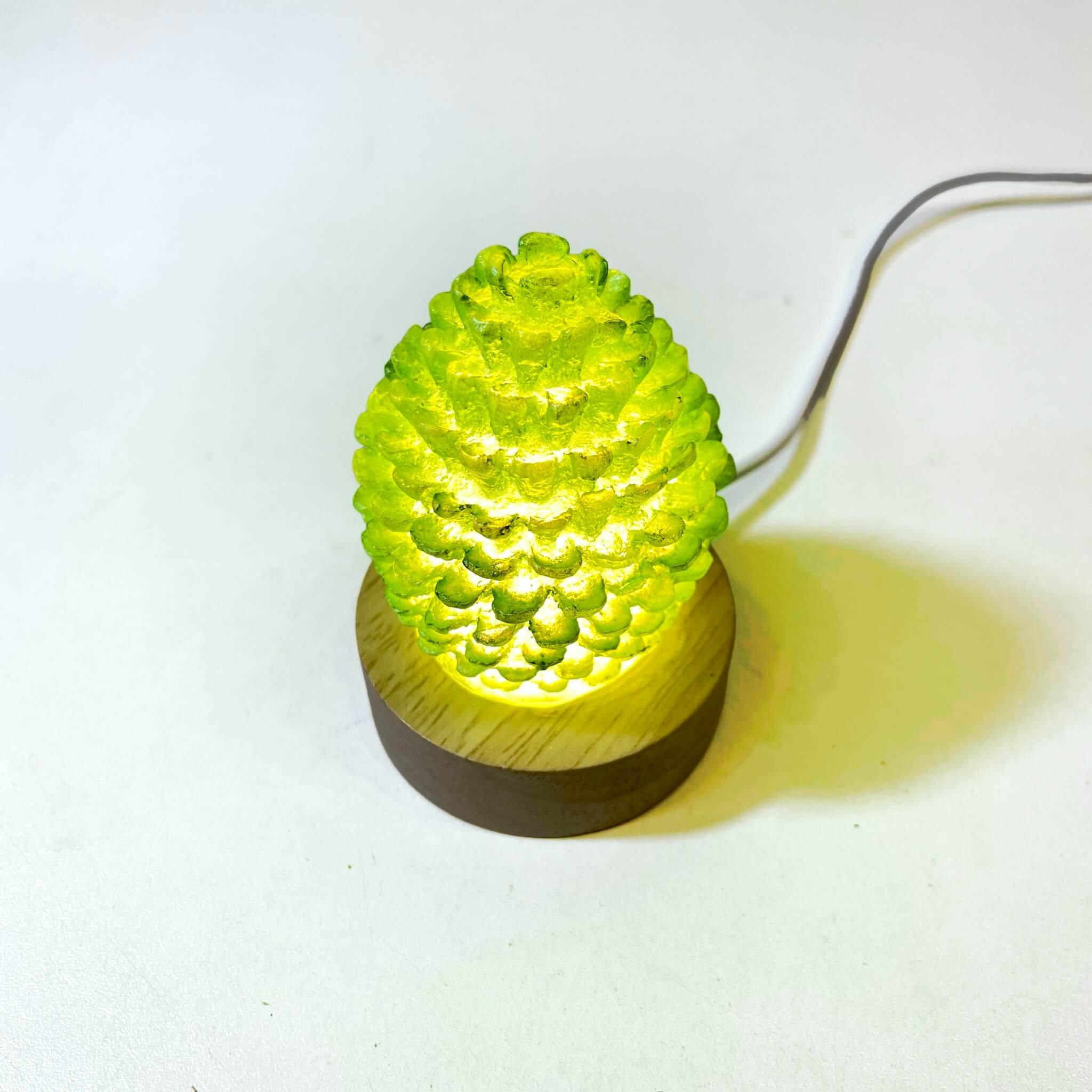 Pinecone Nightlight – lampa de veghe LED din rasina, USB, glow verde-galben