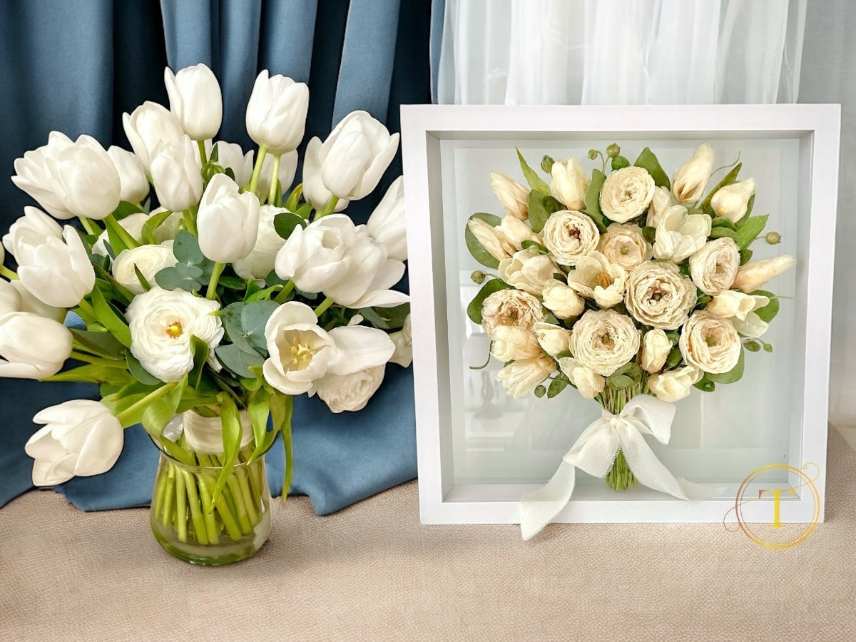 buchet lalele albe si tablou lalele conservate pe fundal albastru si alb