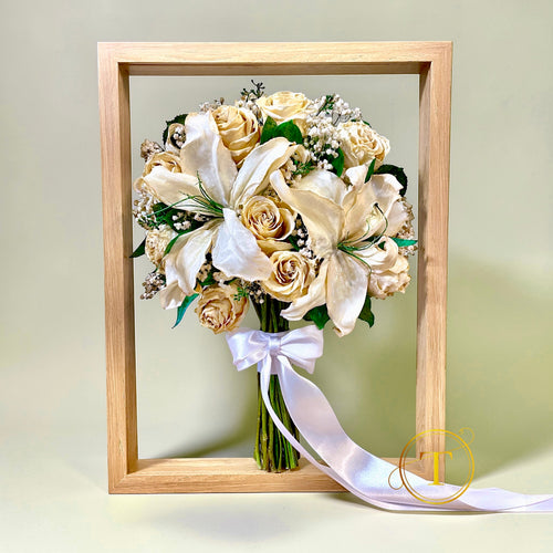 Buchet de mireasa cu crini albi conservat 3D in rasina epoxidica | Tablou 32×42cm