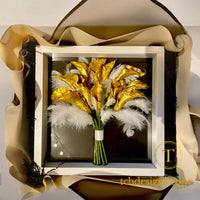 Buchet mireasa calele si pene conservat 3D in rasina | Optiune LED disponibila | Tablou 32×32cm