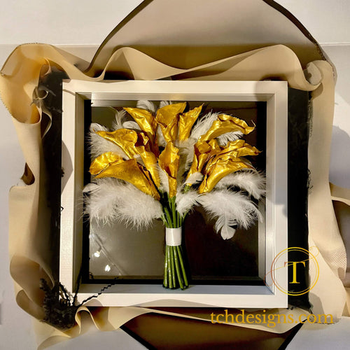 Buchet mireasa cu cale aurii si pene conservat in rasina | Tablou 3D 32x32 cm, optiune LED