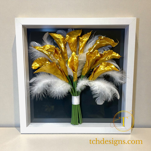 Buchet mireasa cu cale aurii si pene conservat in rasina | Tablou 3D 32x32 cm, optiune LED