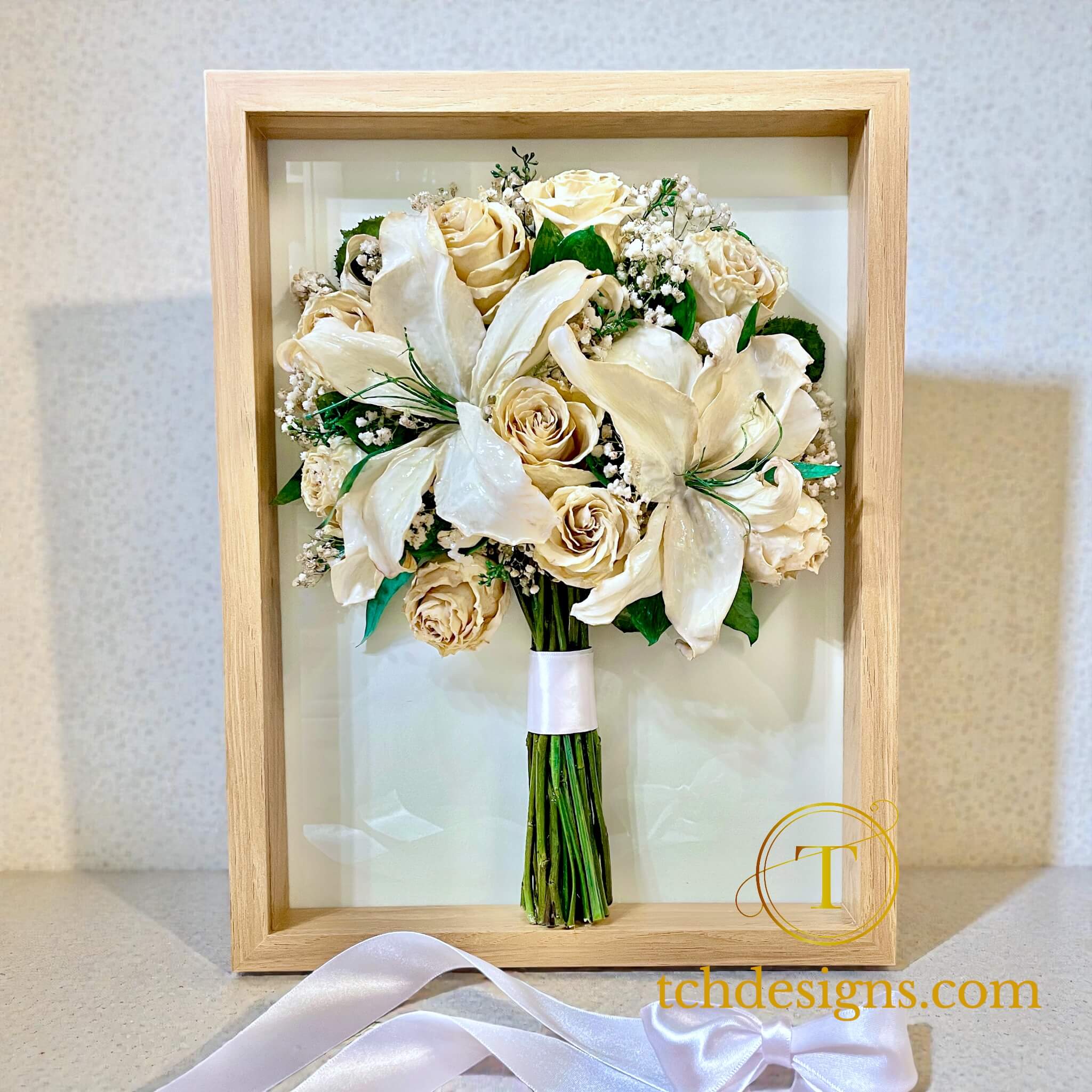 Buchet de mireasa cu crini albi conservat 3D in rasina epoxidica | Tablou 32×42cm