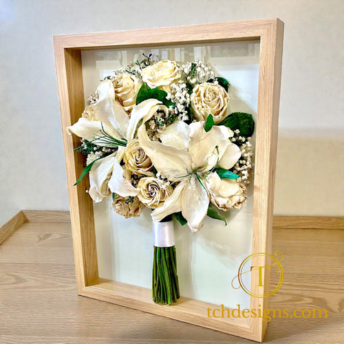 Buchet de mireasa cu crini albi conservat tridimensional, vedere laterala, rama natur