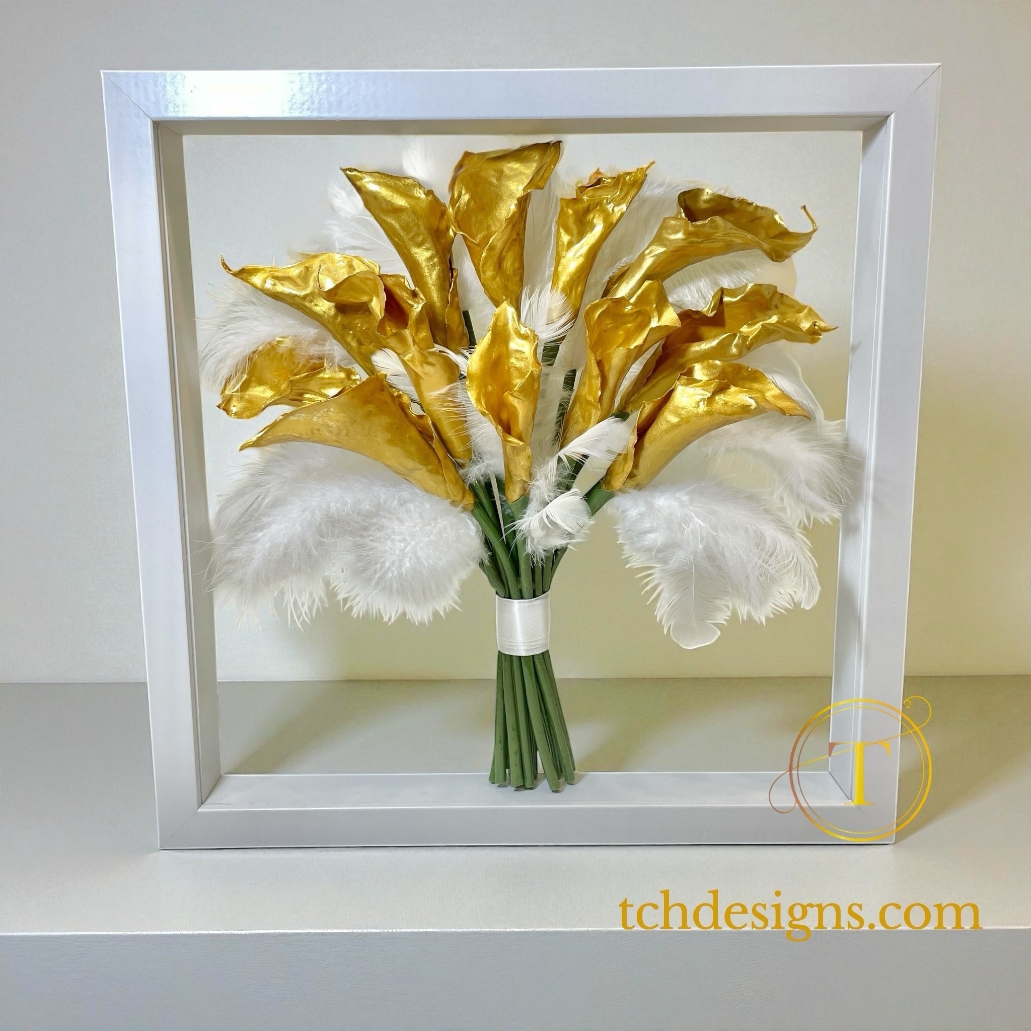 Buchet mireasa calele si pene conservat 3D in rasina | Optiune LED disponibila | Tablou 32×32cm