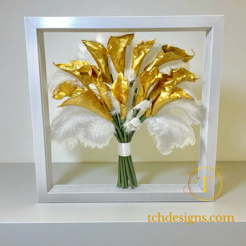 Buchet mireasa cu cale aurii si pene conservat in rasina | Tablou 3D 32x32 cm, optiune LED