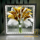 Buchet mireasa calele si pene conservat 3D in rasina | Optiune LED disponibila | Tablou 32×32cm