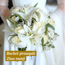 Buchet de mireasa cu crini albi si trandafiri crem, fotografie din ziua nuntii