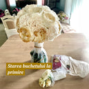 Buchet de mireasa degradat cu garoafe albe si trandafiri, fotografiat la primirea in atelier