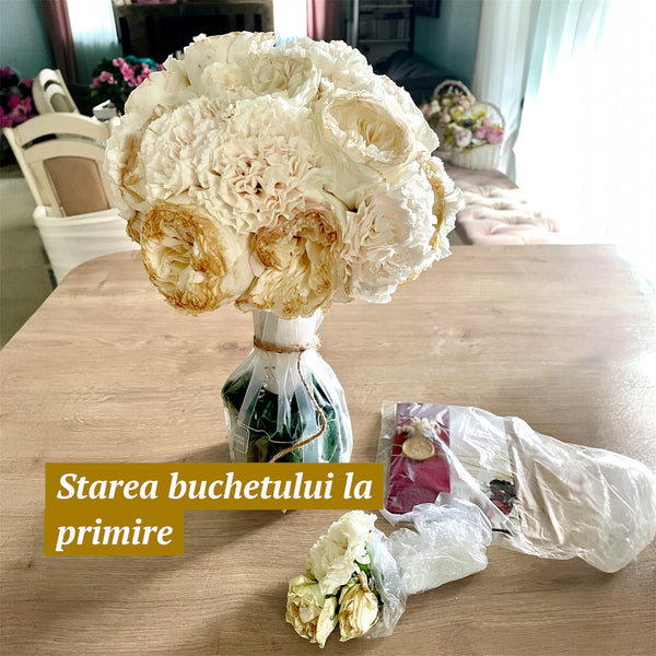 Buchet de mireasa degradat cu garoafe albe si trandafiri, fotografiat la primirea in atelier
