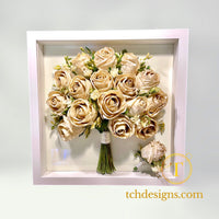 Buchet de mireasa cu frezii si trandafiri conservat 3D in rasina, cu butoniera mirelui