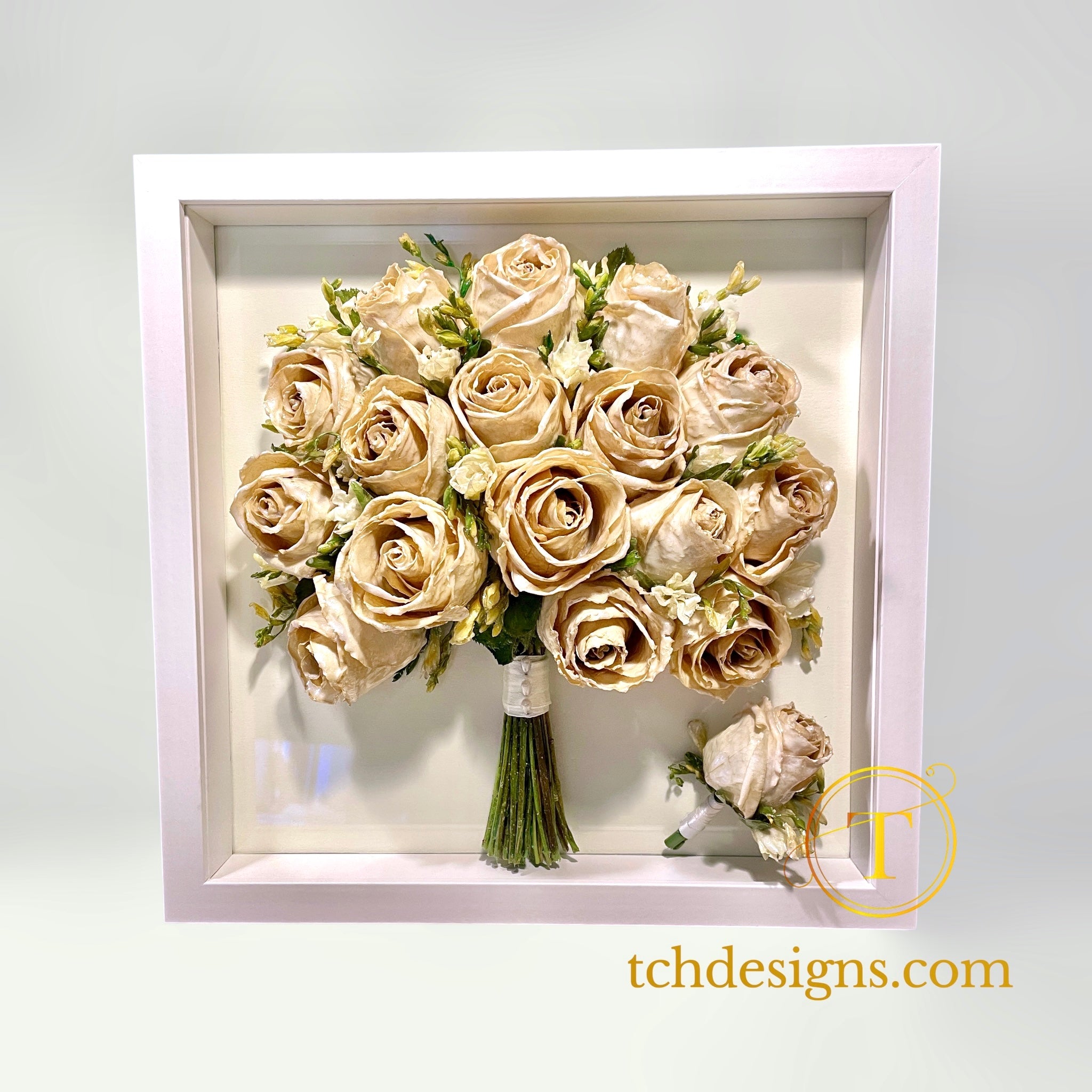 Buchet mireasa frezii si trandafiri conservat in rasină | Tablou 3D, 32×32cm