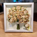 buchet de mireasa conservat cu rasina in rama alba