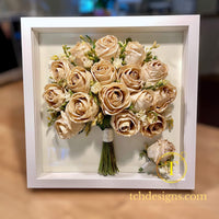 buchet de mireasa conservat cu rasina in rama alba