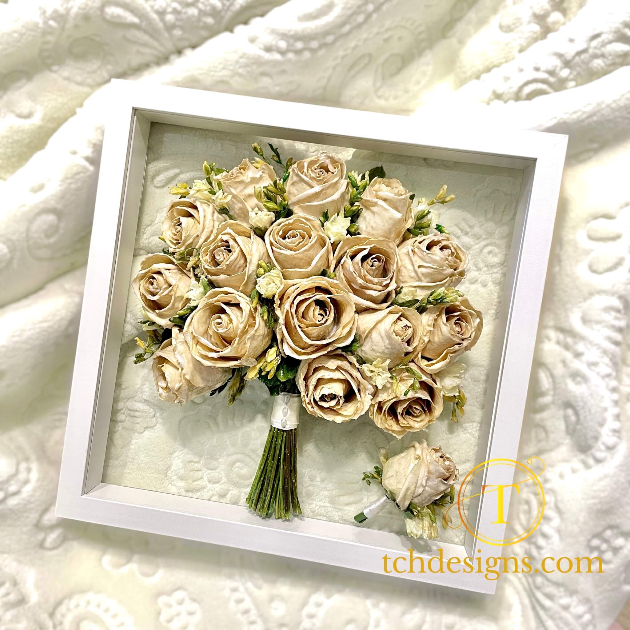 buchet trandafiri conservat in rama alba fundal transparent