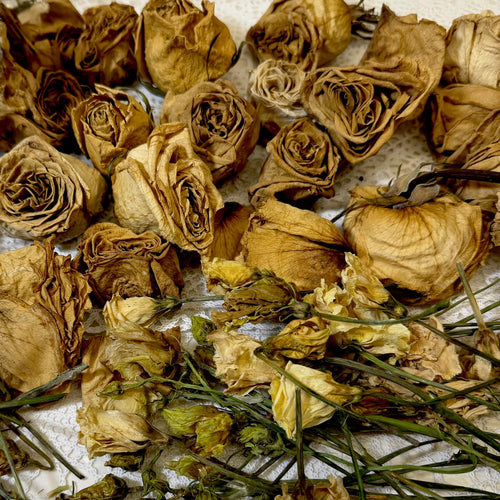 flori uscate din buchet mireasa pregatite pentru restaurare si conservare in rasina