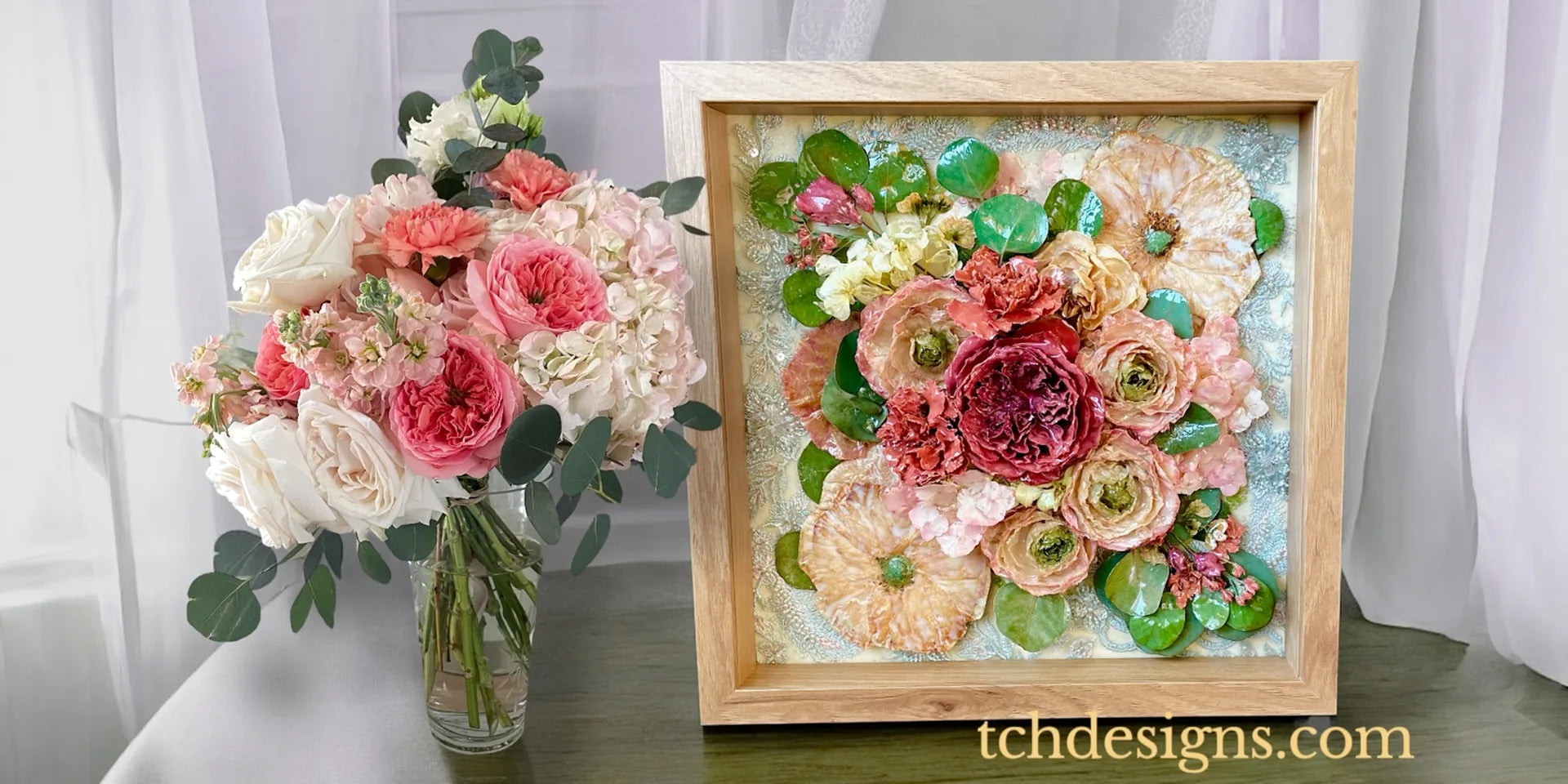 Tablou floral 3D din flori conservate in rasina alaturi de buchet – TCH.Designs, Cluj-Napoca