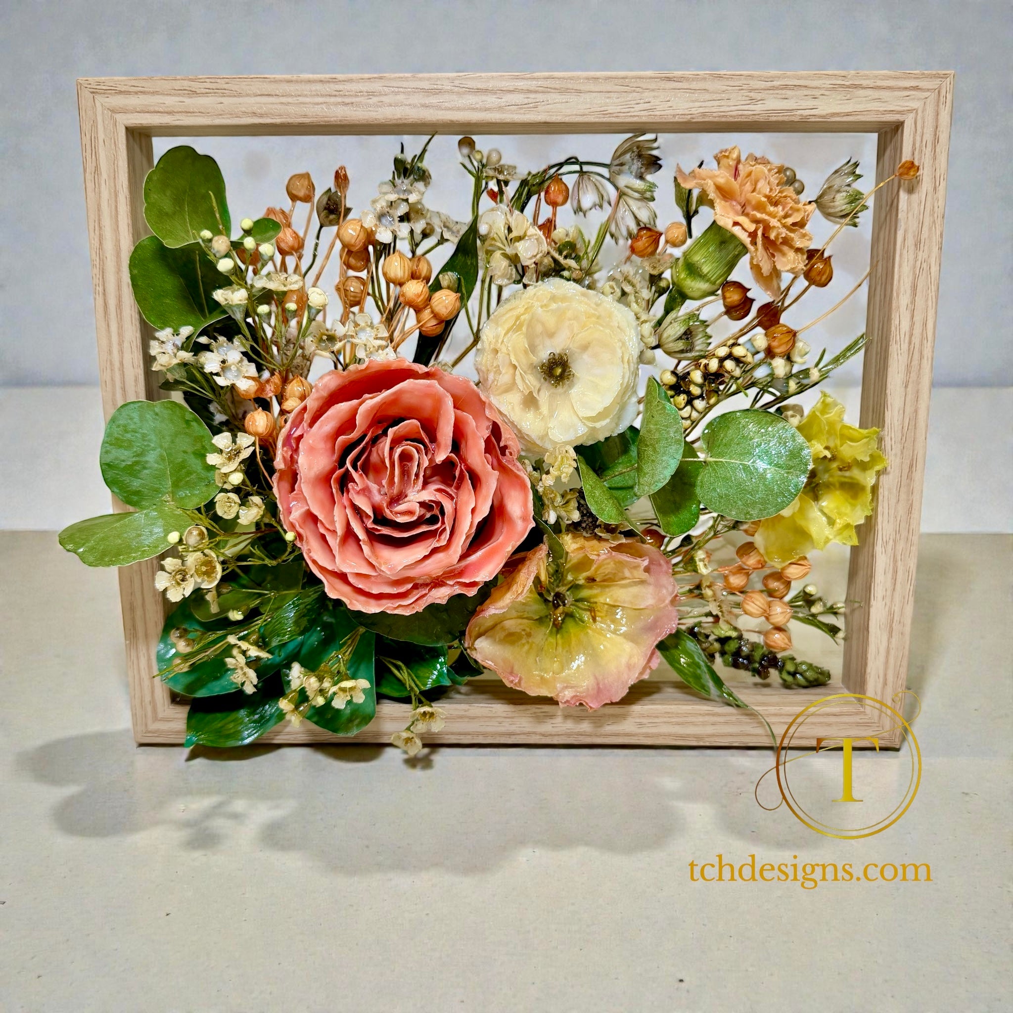 Mini conservare buchet mireasa in rasina epoxidica, compozitie compacta realizata dintr-o selectie restransa de flori originale