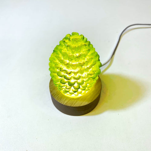 Pinecone Nightlight – lampa de veghe LED din rasina, USB, glow verde-galben