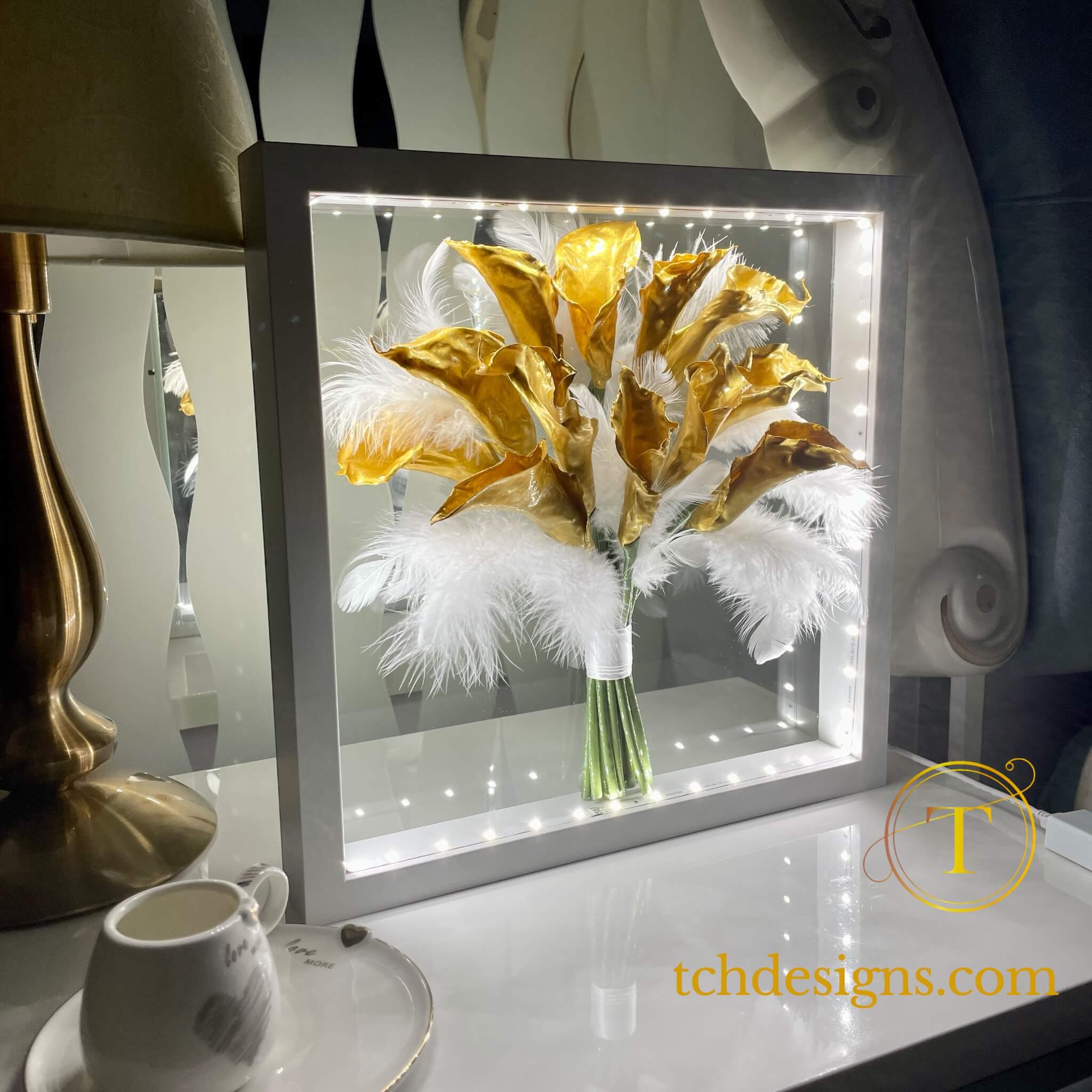 Buchet mireasa calele si pene conservat 3D in rasina | Optiune LED disponibila | Tablou 32×32cm