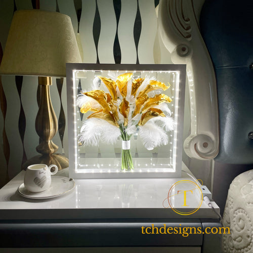 Buchet mireasa cu cale aurii si pene conservat in rasina | Tablou 3D 32x32 cm, optiune LED