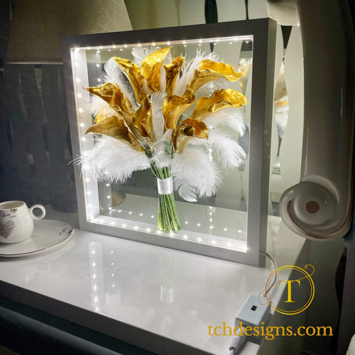 Buchet mireasa cu cale aurii si pene conservat in rasina | Tablou 3D 32x32 cm, optiune LED